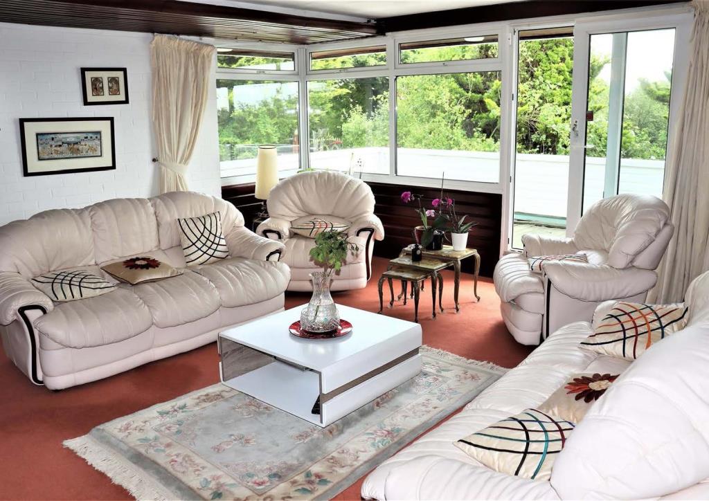 Lot: 35 - FOUR-BEDROOM DETACHED HOUSE - Living room